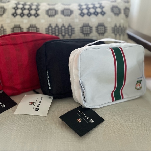 NWT United Airline With Wrexham AFC Polaris toiletry kit - white - Picture 2 of 4